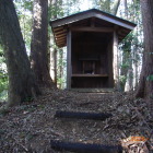 大土塁北部には祠が祀られている