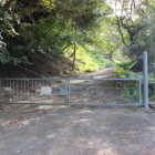 ゲート門は閉まってる、右脇より入る、手前に路駐