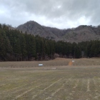 居館跡と杣山城遠望
