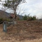 本丸の櫓台、祠が鎮座する