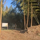 主郭には説明板が立つ