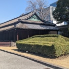 百人番所とその形に刈り込んだ植込み