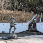 長宗我部元親の像と登城口