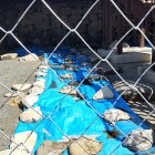 ③	発掘調査中の天守台穴蔵（ブルーシートで保存中）