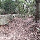 ⑥	ずらりと続く神籠石（自然遊歩道）