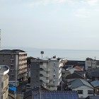 ⑥	浜脇館跡から別府湾を眺める（当時マンションはない）
