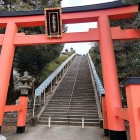 ⑧	最後の石段（この上が高良大社）