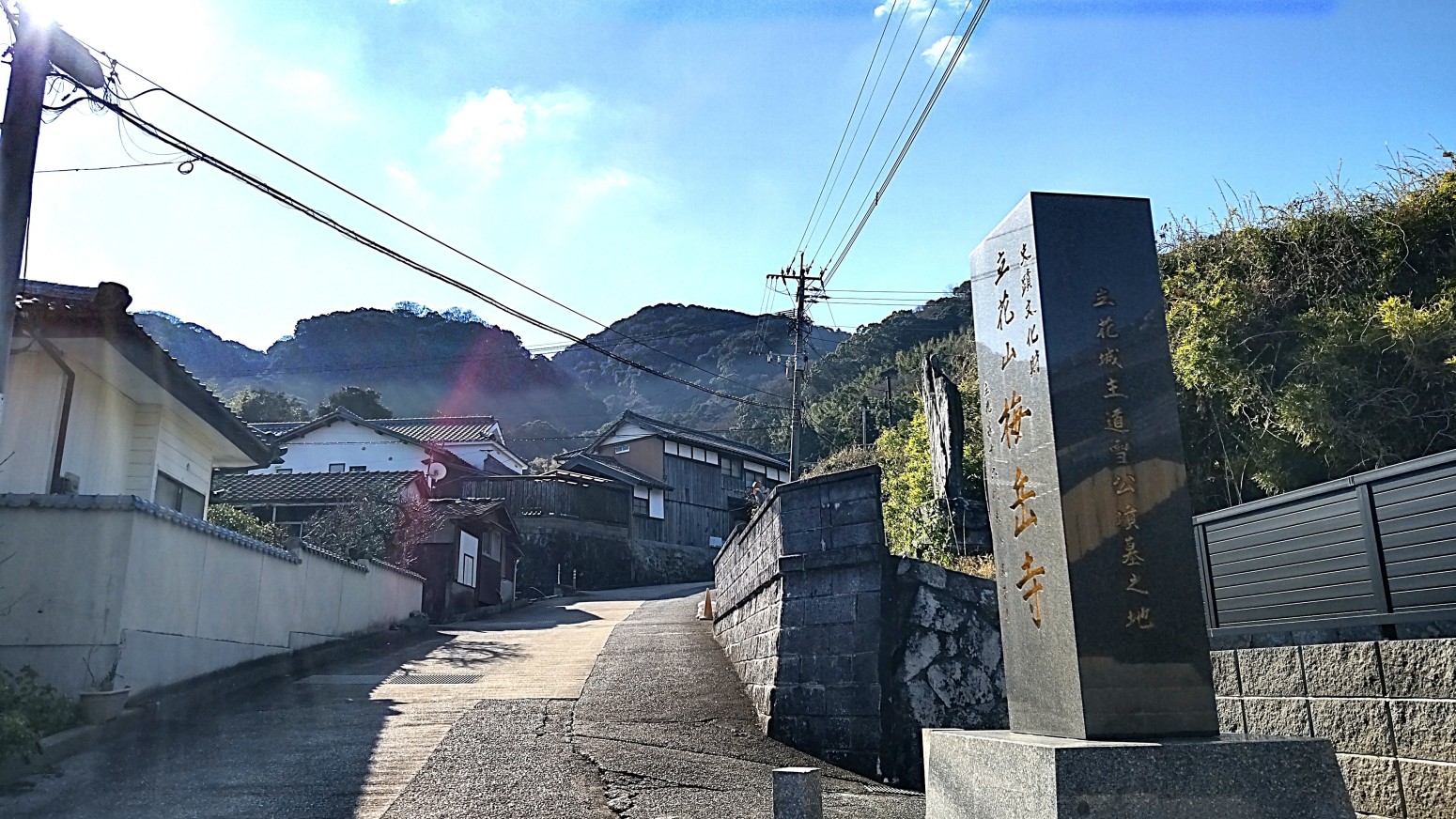 ①	梅岳寺（登山口）より立花山を見上げる