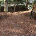 三号堀(左)と二号堀(右)間の土橋