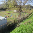 標柱脇から土塁へ、園内は柵に囲まれている