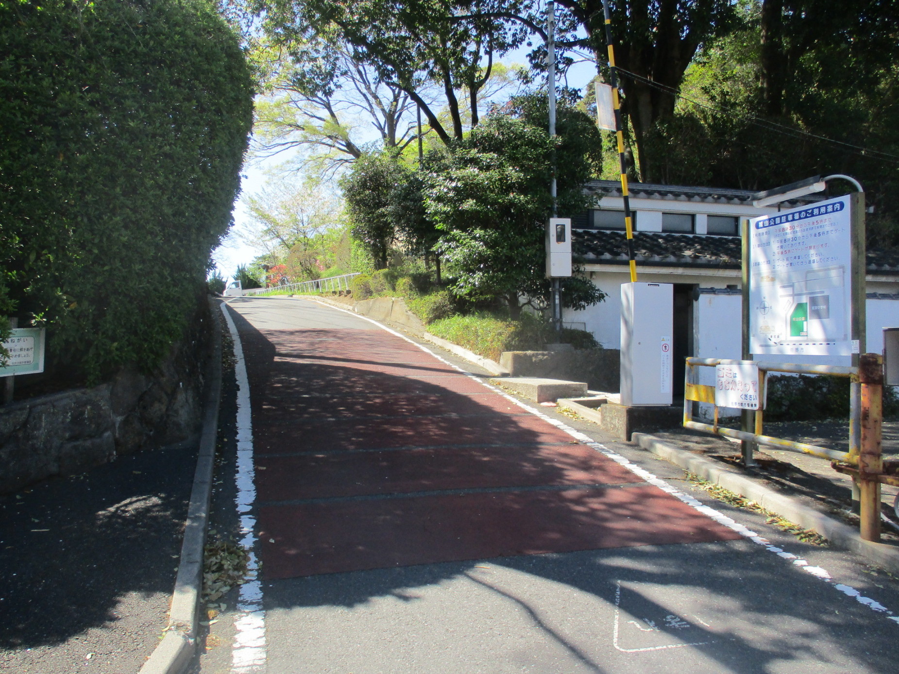 下駐車場から上がる道、左が三の丸