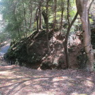 避来矢山側から見た堀切、奥は三の丸方向