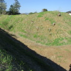 内側の土塁端、この辺りは堀が浅くなる