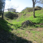 外側土塁と右奥が三重目の土塁の様