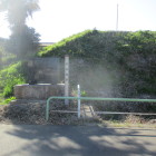 逆光です、標柱と石に彫った縄張図、左は幼稚園