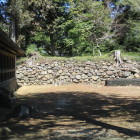 神社背後の石積み