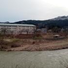 明沢川の対岸から小国御役屋を望む。