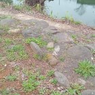 ①屏風折れ土塀の礎石