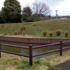 本丸の土塁と水堀