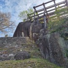 巨石の上に建つ展望台