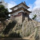 岩盤の石垣にそびえる二重櫓