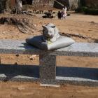 二の丸のさんじゅーろー石製ベンチ