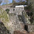 岩盤の急斜面に連なる石垣