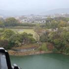 天守から雨の後楽園を望む