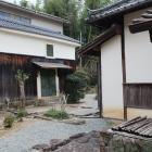 旧埴原家・台所裏手には井戸と土蔵