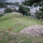 天球丸から巻石垣と下段の曲輪を見下ろす