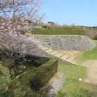 西の丸東下より櫓門桝形跡玉石垣を見る