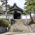 同左より二の丸御殿玄関先とミツバツツジ