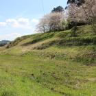 駐車場より大土塁の桜を東に振る