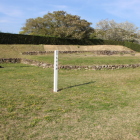 本丸内より石碑標柱天守台跡を見る