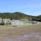 天方本城山稜部を南より、手前は旧天方小学校