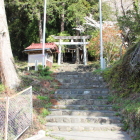 西隣の八幡神社、更に西隣が登城坂道