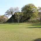 北の丸より本丸裏手大土塁を見る