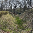 土橋から見た本郭と二ノ郭の間の空堀、土塁