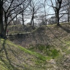 本郭と二ノ郭の間の空堀、土塁、土橋