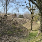 本郭と二ノ郭の間の空堀、土塁