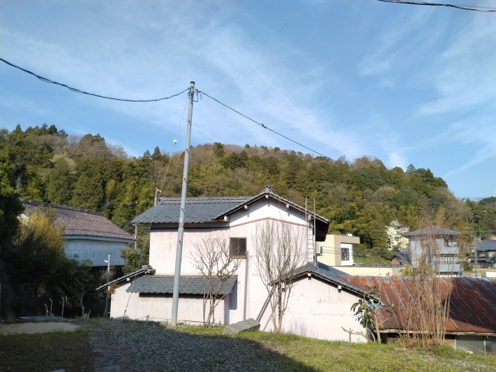 正寿寺から五位山を望む