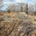 主郭の寝床岩(勝手に命名）