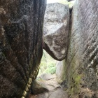 八畳岩：下を通ると･･･ドスン！