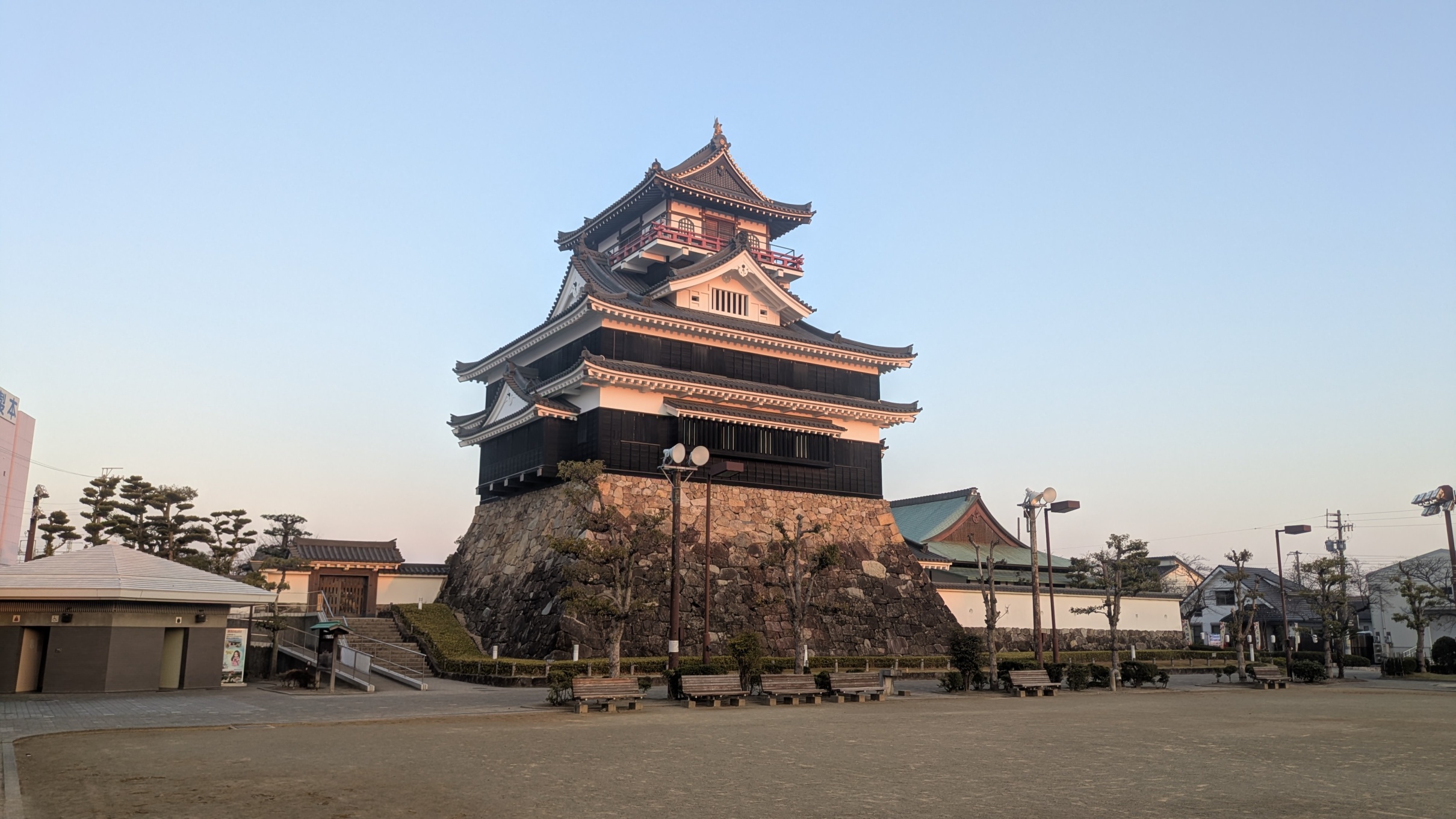 駐車場から見上げる模擬天守