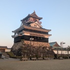 駐車場から見上げる模擬天守