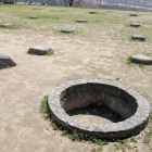 井戸跡と建物礎石
