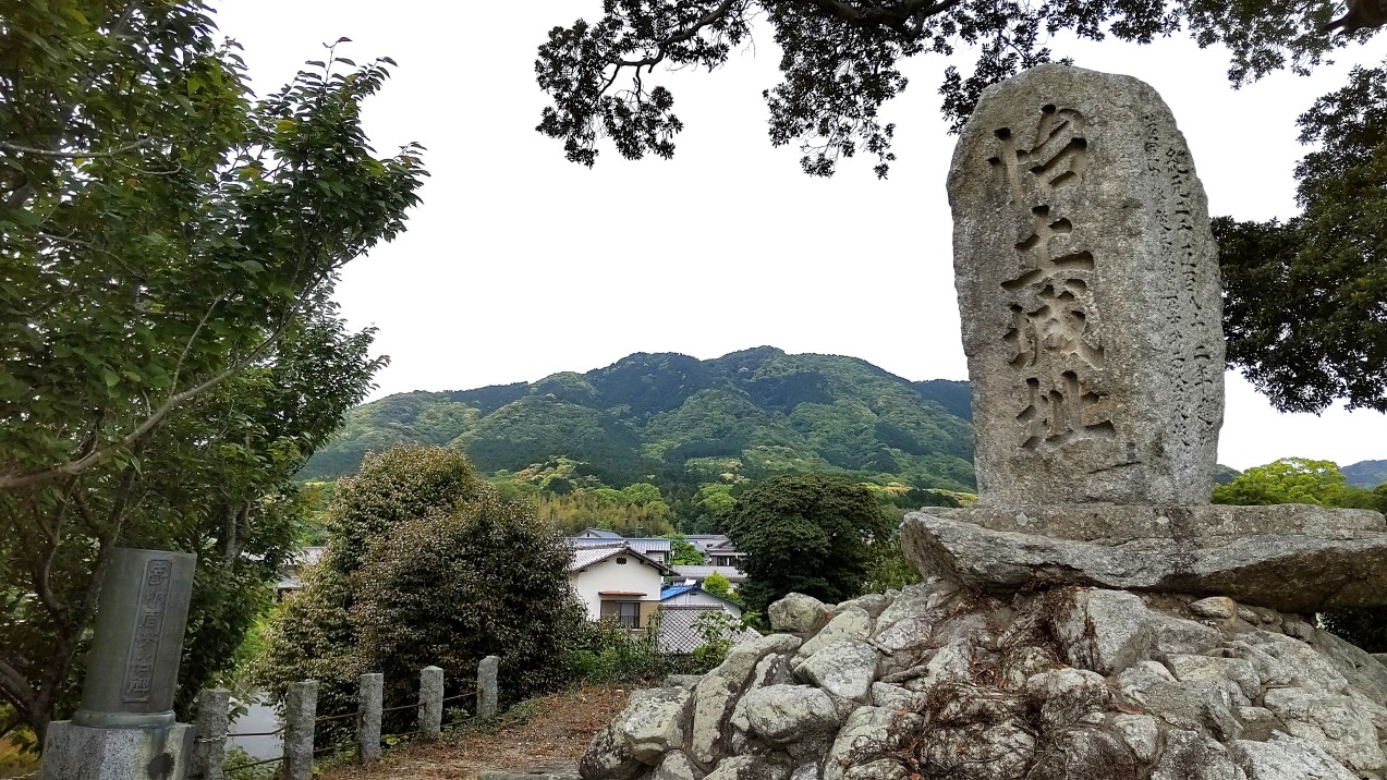 ①	怡土城から高祖山を見上げる