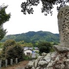 ①	怡土城から高祖山を見上げる