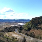 ⑥	高城川合戦の地を見渡す（遠方の山は根白坂、右の山が松山之陣）