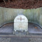 ③	大友宗麟公墓（キリスト教式）